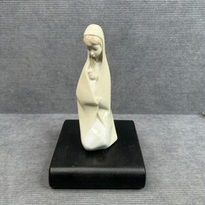 Lladro Madonna Kneeling Virgin Mary Porcelain Figurine Cream Glossy Spain 5128